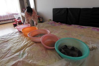 凌海楼上漏水，住户失联，小区没物管，业主维权难！律师来支招……